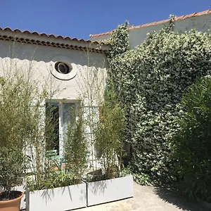 https://plan-de-cuques-t2.fr-provencehotel.com